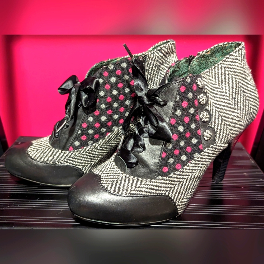Poetic License rounded heel in fabric and patent leather, size EU 38.5